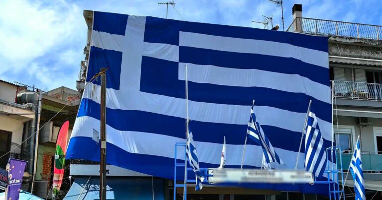 25η Μαρτίου: Ελληνική σημαία τεpαστίων δıαστάσεων στη Νέα Κίο