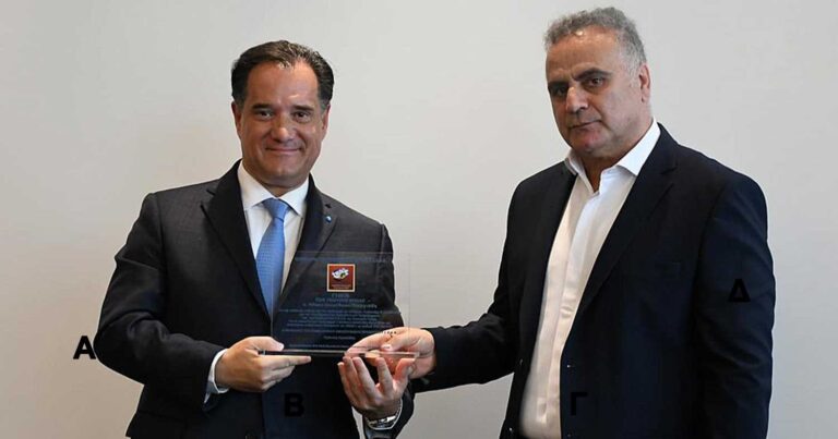 Ο Άδωνις Γεωργιάδης βραβεύτnκε για την προσφορά του στο ΕΚΑΒ