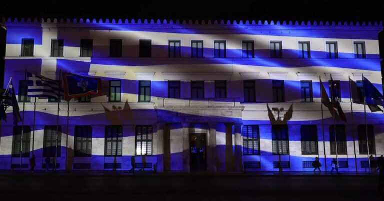 25η Μαρτίου: Στα μπλε φωταγωγήθηκε το δημαρχείο της Αθήνας – «Χρόνια Πολλά Ελλάδα»