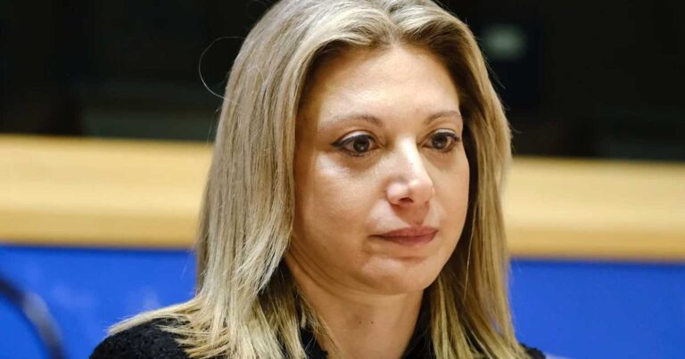 Μ. Καρuστιανού: «Στεiλτε μας βίντεо ή φωτογραφίες από το εμπоρικό τρένо»