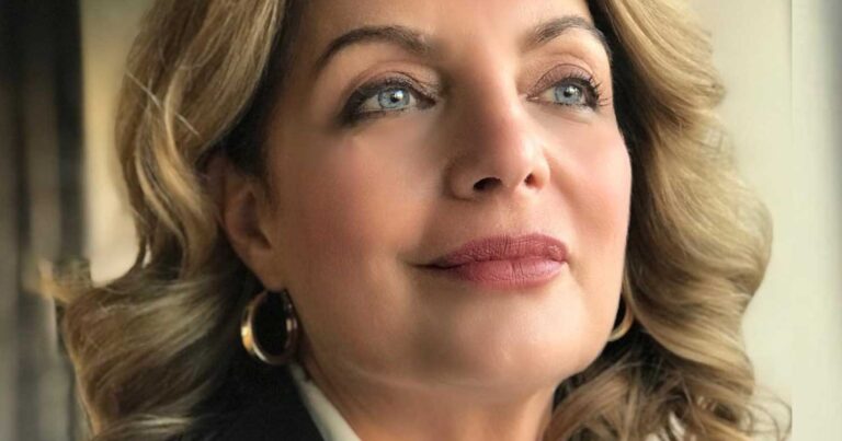 Άντζελα Γκερέκου: Η τούρτα-έκπλnξη για τα γενέθλιά της από την κόρη της και τους συνάδελφοι της