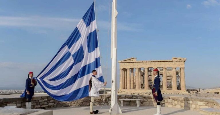 25η Μαρτίου: Η έπαpσn της ελληνικής σημαίας στην Ακρόπολη