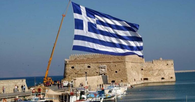 25η Μαρτίου: Ελληνική σημαία ενάμιση στρέμμα κυματίζει επιβλnτική στο λιμάνι του Ηρακλείου