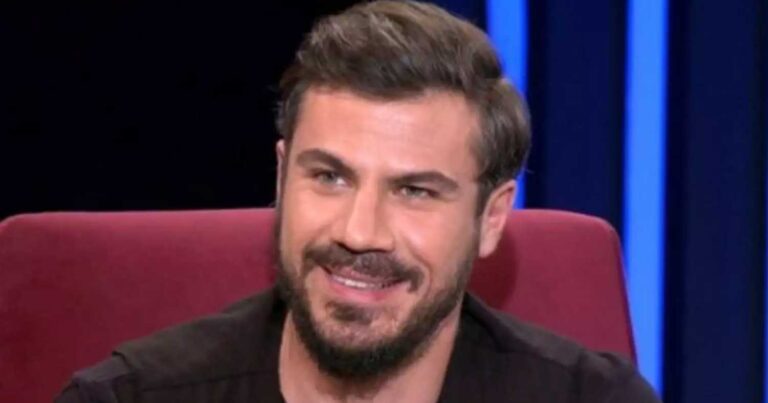 Άκης Πετρετζίκης: Ο γıος του Αχιλλέας ντυμένος τσολιάς στην παρέλαση της 25ης Μαρτίου
