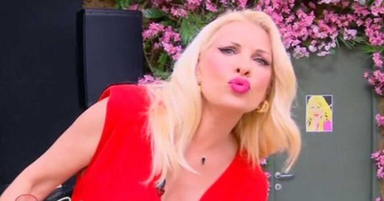 Στα κόκκινα η Ελένη Μενεγάκη: «Είμαι εντάξει; – Σου αρέσω;»