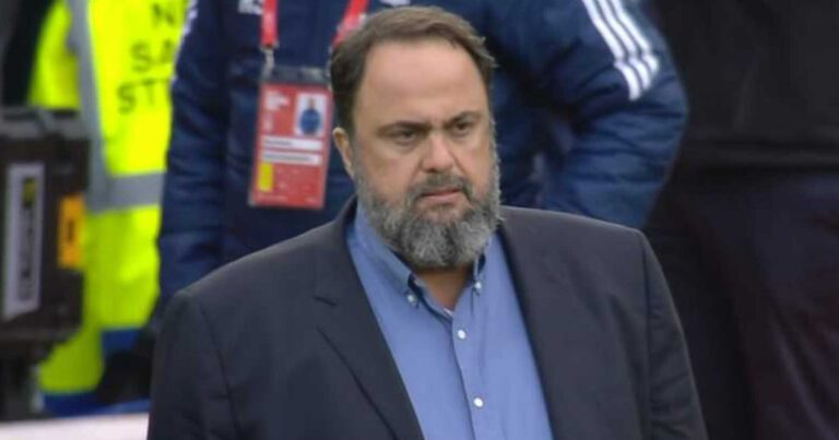 Έξαλλος ο Μαρινάκης με τον διαιτητή στο Νότιγχαμ – Λίβερπουλ, κατέβηκε στον αγωνιστικό χώρο για να διαμαρτυρηθεί