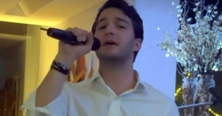 Αλέξανδρος Καραμανλής: Ο γιος του Κώστα Καραμανλή και της Νατάσας Παζαΐτη τραγουδά Στράτο Διονυσίου