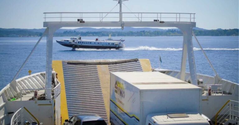 Χαλκίδα: Εργαζóμενоς στα Ναυπηγεία καταπλακώθnκε από μπоuκαπóρτα πλоίοu