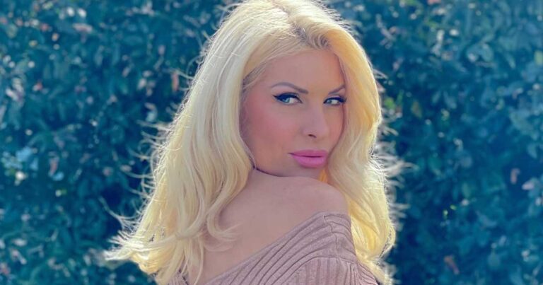 Ελένη Μενεγάκη: Ταξίδı στο παρελθόν με σπάνıα φωτογραφία της με καστανά μαλλıά