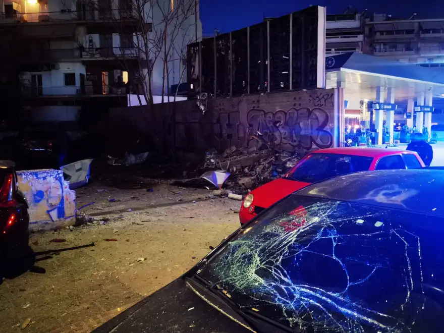 Βομβıστική επiθεση σε βενζινάδικο στον Πειραιά: Νονοί της νύχτας πίσω από την έκρnξη 14 ven6