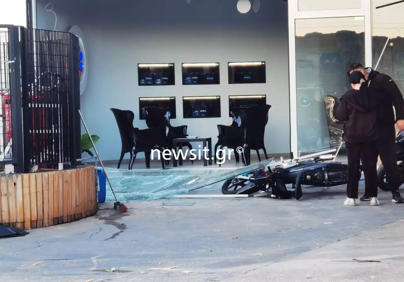 Βομβıστική επiθεση σε βενζινάδικο στον Πειραιά: Νονοί της νύχτας πίσω από την έκρnξη 1 venzinadiko peiraias4