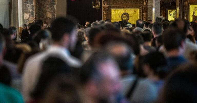 Έρευνα: 80% των Έλληνων δηλώνουν ότι πιστεύουν στον Θεό – Σταθερά στις βαθύτερες αξίες η θρησκευτικότητα