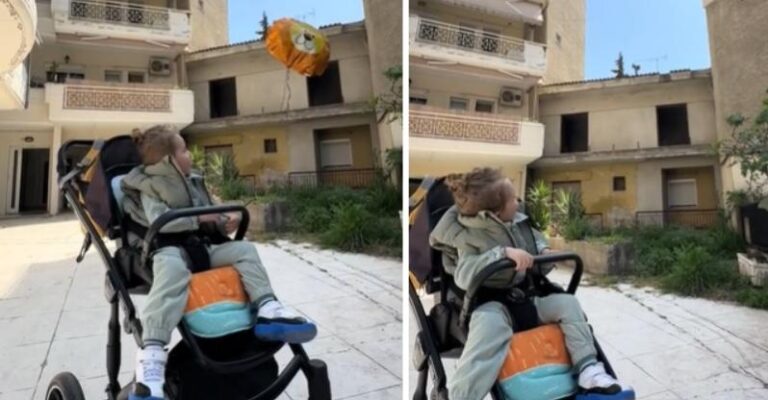 Ο μικρός Χρήστος αφήνει μπαλόνι στον ουρανό για τη μαμά του που χάθnκε στα Τέμπη