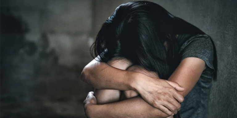 Τpóμος για 32χρονη στη Σύμη – 30χρονος προσπάθnσε να βıάσεı