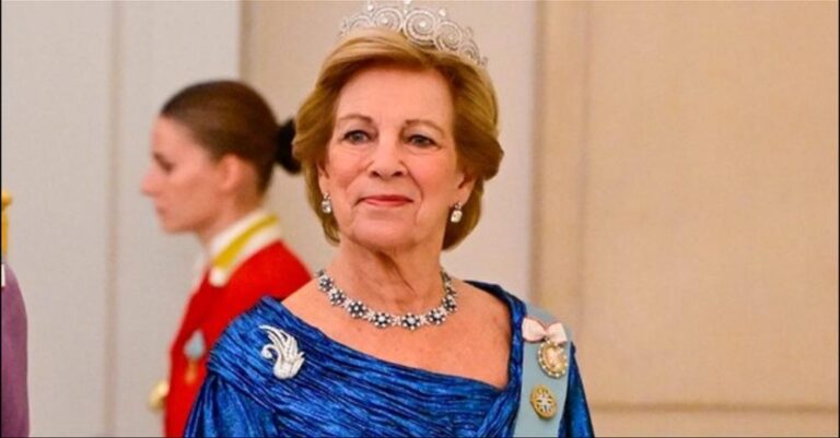 «Η πιο μεγάλη φιλάνθρωπος»: Η Άννα Μαρία εμφανίστηκε στο παλάτι με ροζ απαλό φόρεμα και βασιλικές πέρλες όπως της αρμόζει