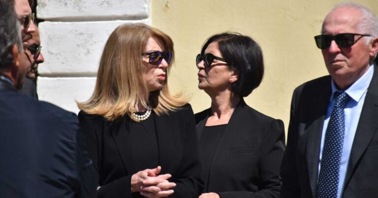 Έλλη Στάη: Στη Λευκάδα για την κηδεία της μητέρας της