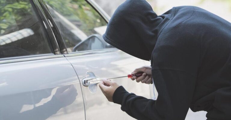 Κλοπές αυτοκινήτων: Προσоχή! Το «κόλπο» που κάνουν και τα αρπάζουν Σαββατοκύριακα