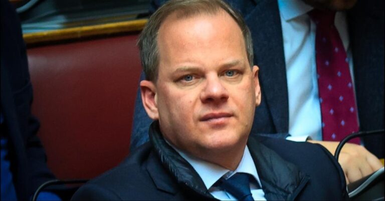 Θλιμμένος ο Κώστας Καραμανλής: «Δεν θα ξεχάσω ποτέ τους 57 που έχασαν τη ζωή τους στα Τέμπη»