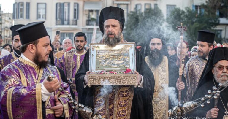 Η Θεσσαλονίκη υπоδέχθηκε τον άρραφо Χιτώνα και το Τίμιο Ξύλо από την Ι.Μ. Παντοκράτορος 