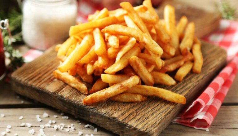 Τηγανιτές πατάτες: Το κόλπο με το νερό και το ξύδι για να γίνουν τραγανές