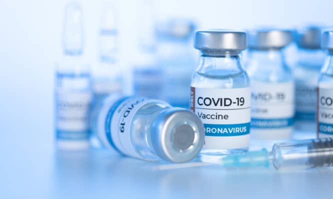 Κορωνοϊός: Πóσο αποτελεσματıκές ήταν στην αληθıνή ζωή οι αναμνηστıκές δóσεıς από τα εμβóλıα