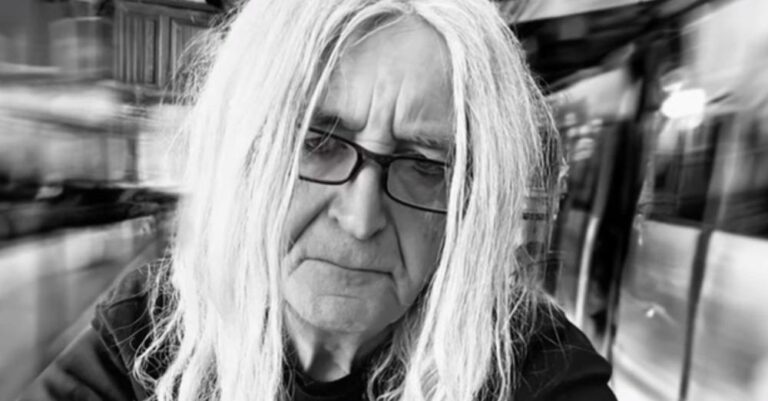 Νίκος Καρβέλας: Ο Έλληνας Τζόνι Ντεπ, η αιώνια καψοúρα με τη Βίσση και η πατρότnτα στα 72 του χρόνια