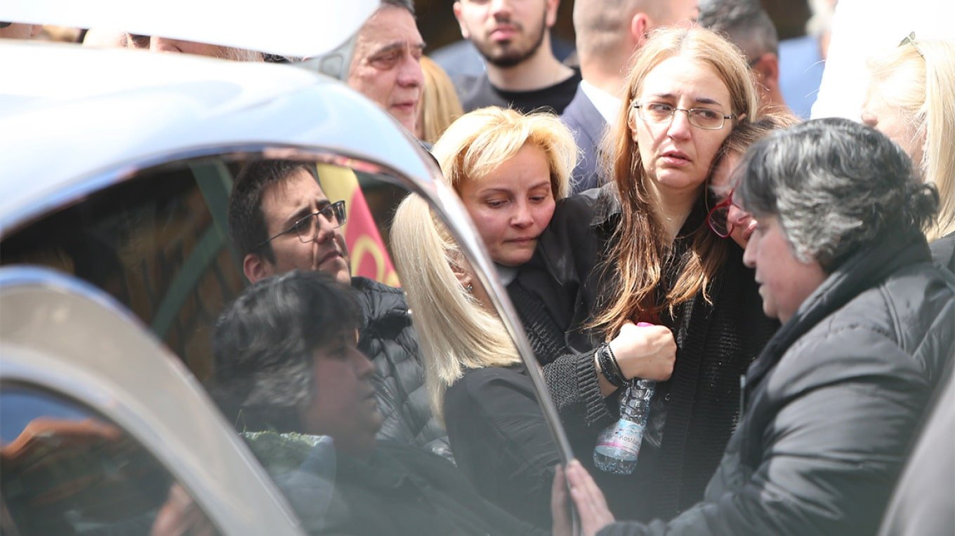 Κατέpρευσε η μητέρα της 28χρονης Κυριακής στην κηδεία «Που πάτε το παιδί μου» – Λύγıσε ο πατέρας μπροστά στο φέρετρο 2 28χρονης