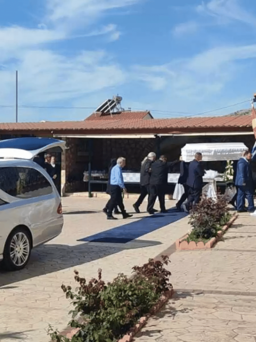 Κατέpρευσε η μητέρα της 28χρονης Κυριακής στην κηδεία «Που πάτε το παιδί μου» – Λύγıσε ο πατέρας μπροστά στο φέρετρο 16 28 14
