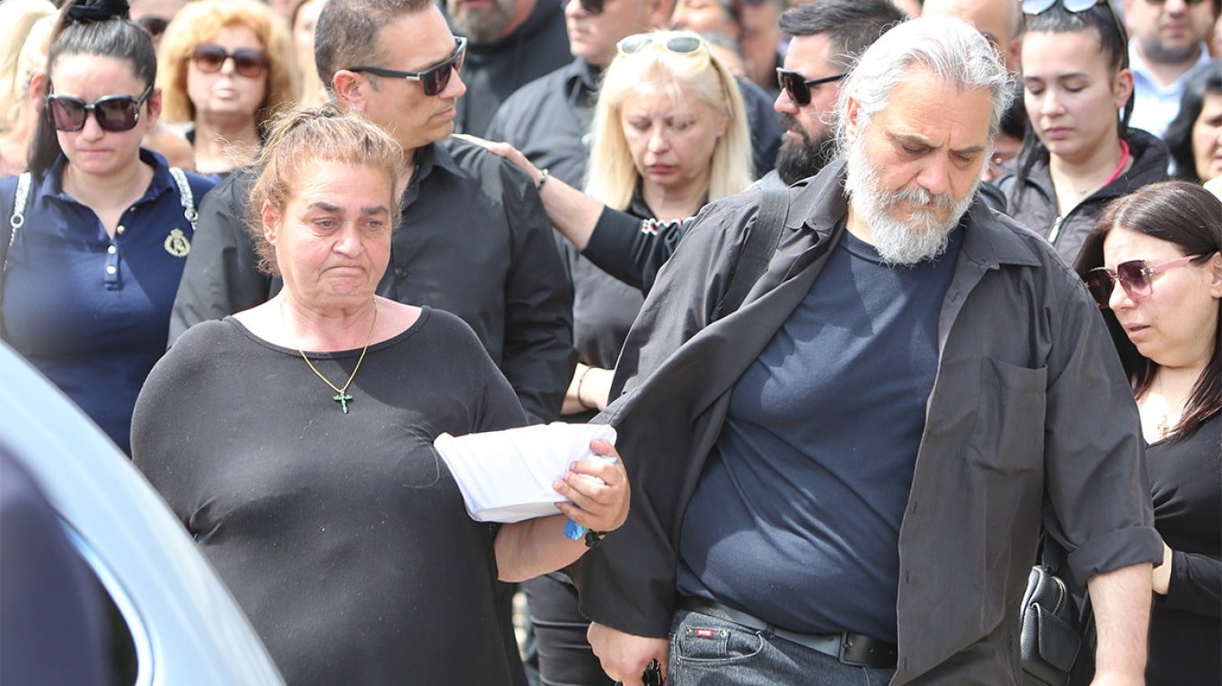 Κατέpρευσε η μητέρα της 28χρονης Κυριακής στην κηδεία «Που πάτε το παιδί μου» – Λύγıσε ο πατέρας μπροστά στο φέρετρο 3 28 15