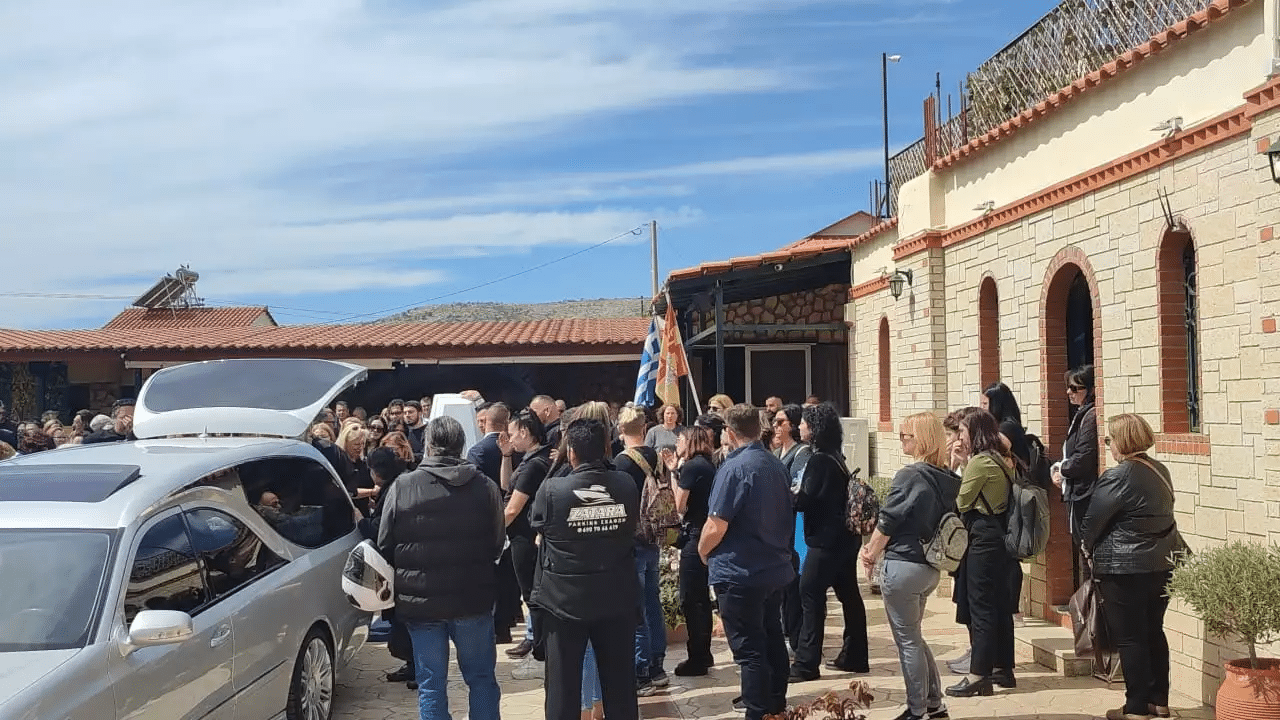Κατέpρευσε η μητέρα της 28χρονης Κυριακής στην κηδεία «Που πάτε το παιδί μου» – Λύγıσε ο πατέρας μπροστά στο φέρετρο 9 28 15
