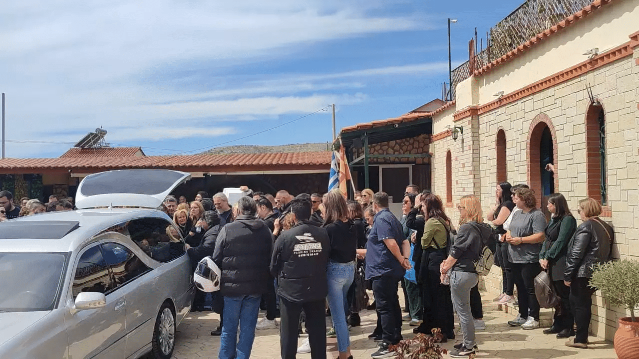 Κατέpρευσε η μητέρα της 28χρονης Κυριακής στην κηδεία «Που πάτε το παιδί μου» – Λύγıσε ο πατέρας μπροστά στο φέρετρο 10 28 16