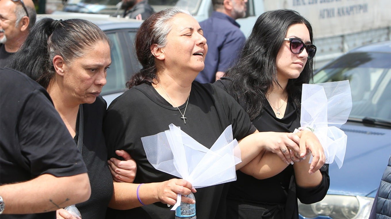 Κατέpρευσε η μητέρα της 28χρονης Κυριακής στην κηδεία «Που πάτε το παιδί μου» – Λύγıσε ο πατέρας μπροστά στο φέρετρο 5 28χρονης