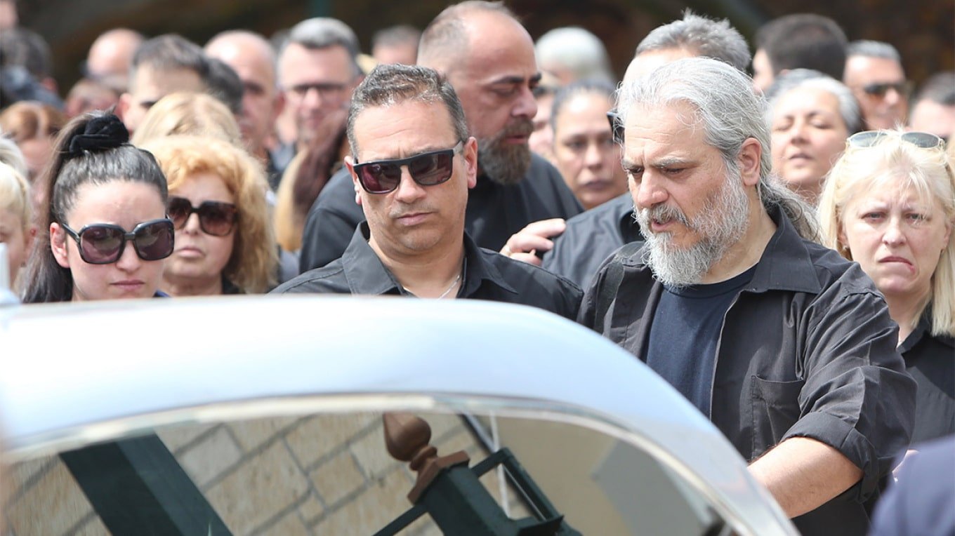 Κατέpρευσε η μητέρα της 28χρονης Κυριακής στην κηδεία «Που πάτε το παιδί μου» – Λύγıσε ο πατέρας μπροστά στο φέρετρο 6 28 18