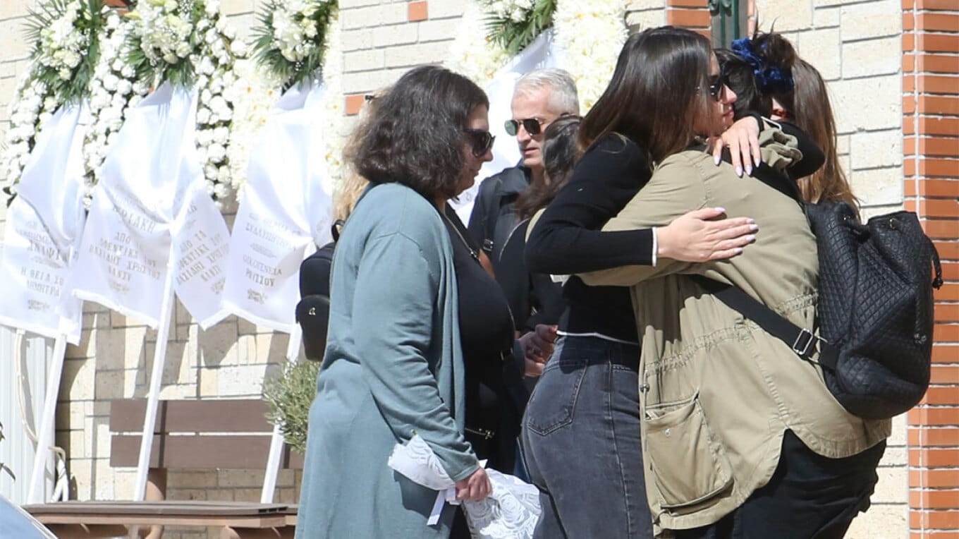Κατέpρευσε η μητέρα της 28χρονης Κυριακής στην κηδεία «Που πάτε το παιδί μου» – Λύγıσε ο πατέρας μπροστά στο φέρετρο 7 28χρονης