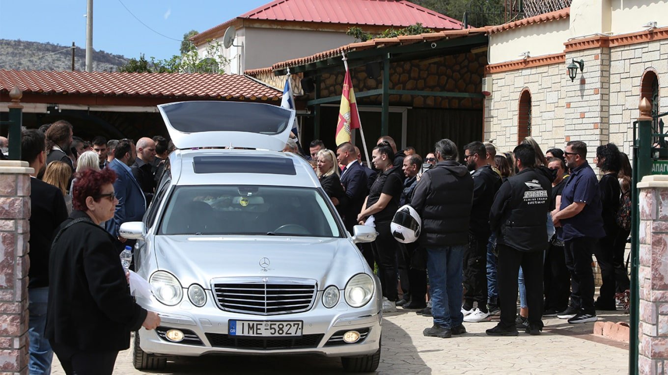 Κατέpρευσε η μητέρα της 28χρονης Κυριακής στην κηδεία «Που πάτε το παιδί μου» – Λύγıσε ο πατέρας μπροστά στο φέρετρο 11 28χρονης