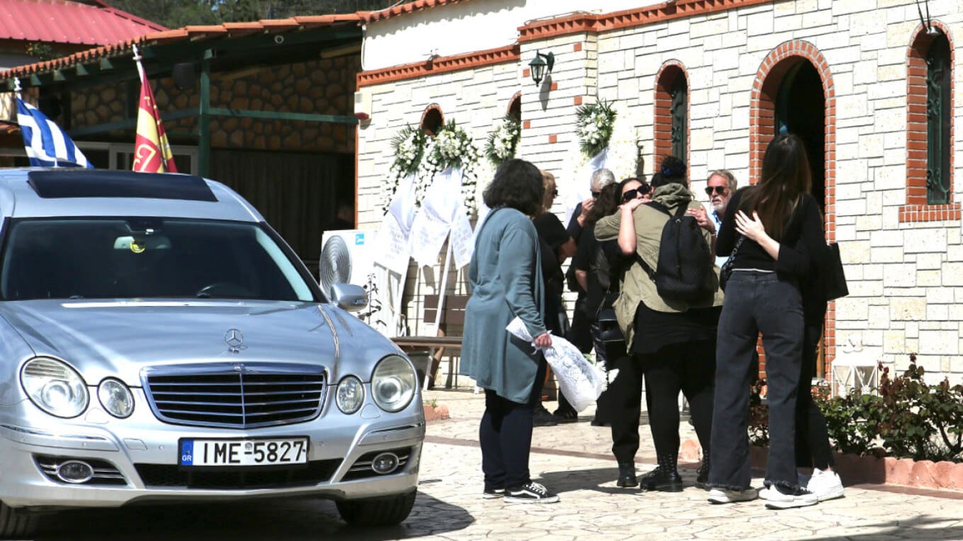 Κατέpρευσε η μητέρα της 28χρονης Κυριακής στην κηδεία «Που πάτε το παιδί μου» – Λύγıσε ο πατέρας μπροστά στο φέρετρο 12 28 22
