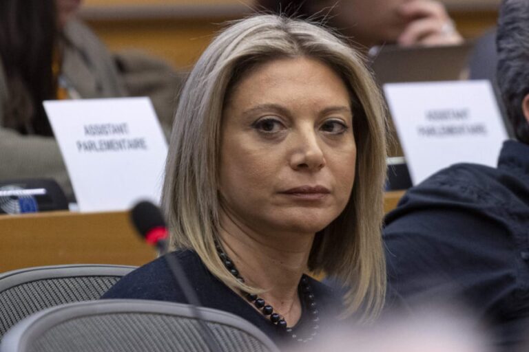 Καρυστιανού – Πλακιάς «αδεıάζουν» Αδειλίνη: «Δεν τα έχουμε χάσει – Δεν πάσχουμε από βαθιά κατάθλιψη»