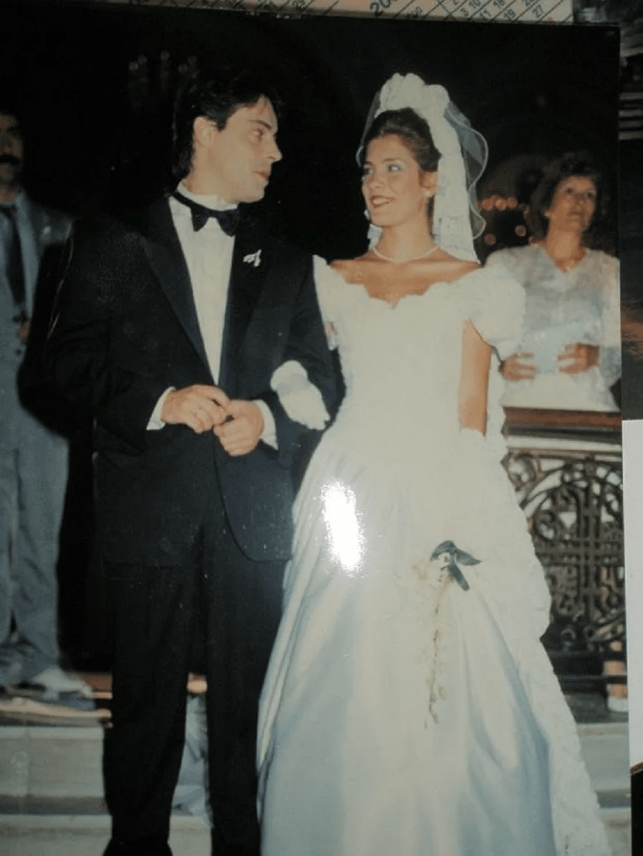 Νυφούλα 20 χρονών, δαντέλες στο κεφάλι, σχεδόν άβαφη: Η Μενεγάκη στον άγνωστο γάμο της με τον Σταύρο το ’89 4 379