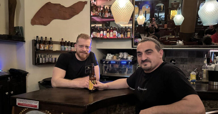 Θεσσαλονίκη: Δύο κολλητοί αγόρασαν το στέκι τους για να μην κλείσει – Το κλασικό μπαρ στα δυτικά που μεγάλωσε γενιές και γενιές