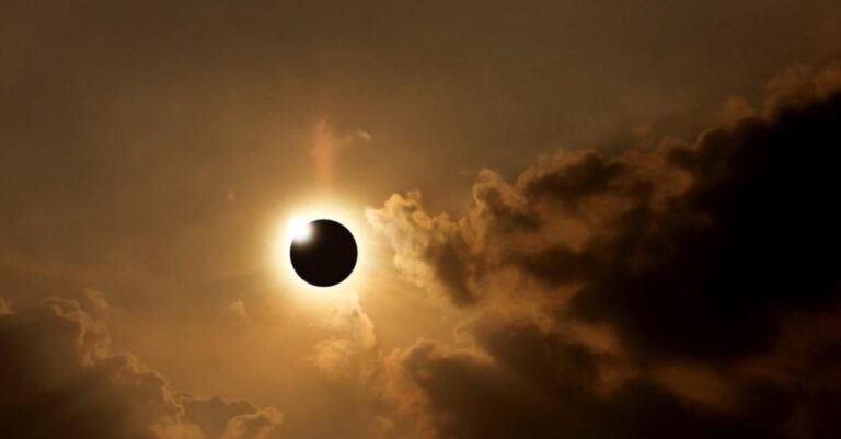 Ολική έκλειψη ηλίου σήμερα – Πού θα είναι ορατή, τι ώρα θα γίνει