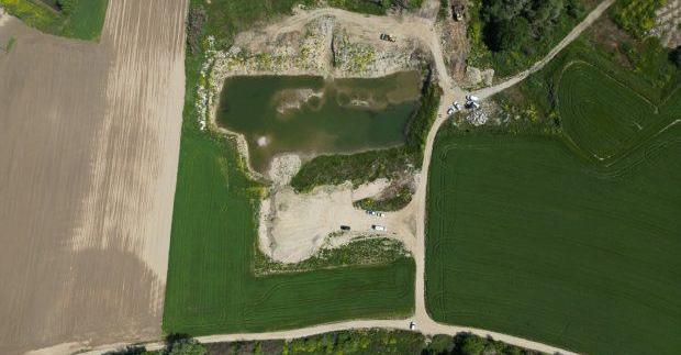 Εντόπισαν σuντρίμμια τρένου στα χώματα που μεταφέρθηκαν από τα Τέμπη