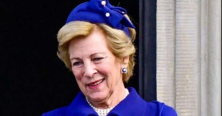 Άννα Μαρία: Στο θέατρο Παλλάς με φόρεμα της Celia Kritharioti – Το πρωτόκολλο και ο τρόπος που το φόρεσε στη στέψη του Καρόλου