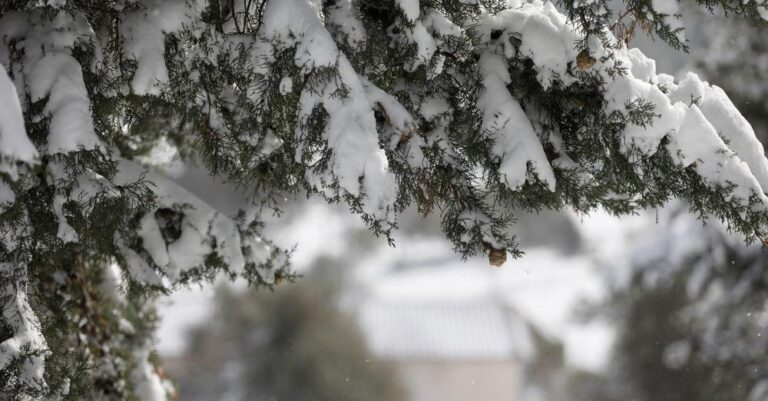 Καιρός: Η κακοκαιρία «επελαύνει» στα ορεινά – Χιόνισε σε Βελούχι, Οίτη και Βαρδούσια