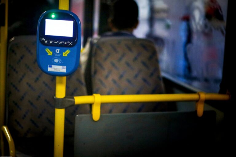 Τέλος το χάρτινο εισιτήριο – Πώς θα μπαίνουμε στα ΜΜΜ