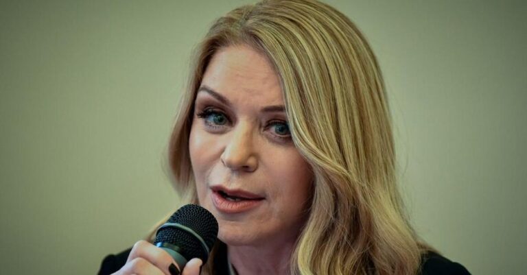 Η Έλλη Στάη με δερμάτινο κολάν, κρόσια και γόβες: «Περιμένω τρίτο εγγόνι – Είμαι 70 ετών και δεν το κρύβω»