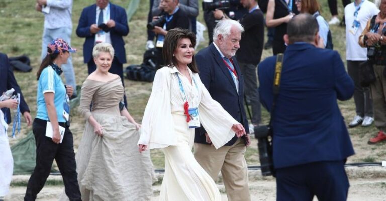 Γιάννα Αγγελοπούλου-Δασκαλάκη: Σαν Πρωθιέρεια με πτυχώσεις στην Τελετή Αφής – Το αέρινο σύνολο που συνδύασε με πλατφόρμες