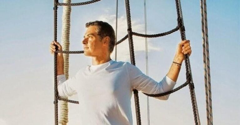 Άρης Σπηλιωτόπουλος: Οι φωτογραφίσεις που άφησαν εποχή – Οι πόζες στο ιστιοπλοϊκό και με την πετσέτα στο μπάνιο