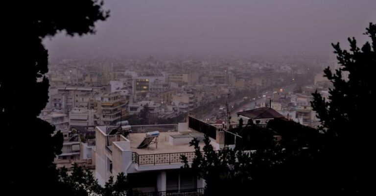 Διπλή ανατpοπή με την αφρικανική σκόνη