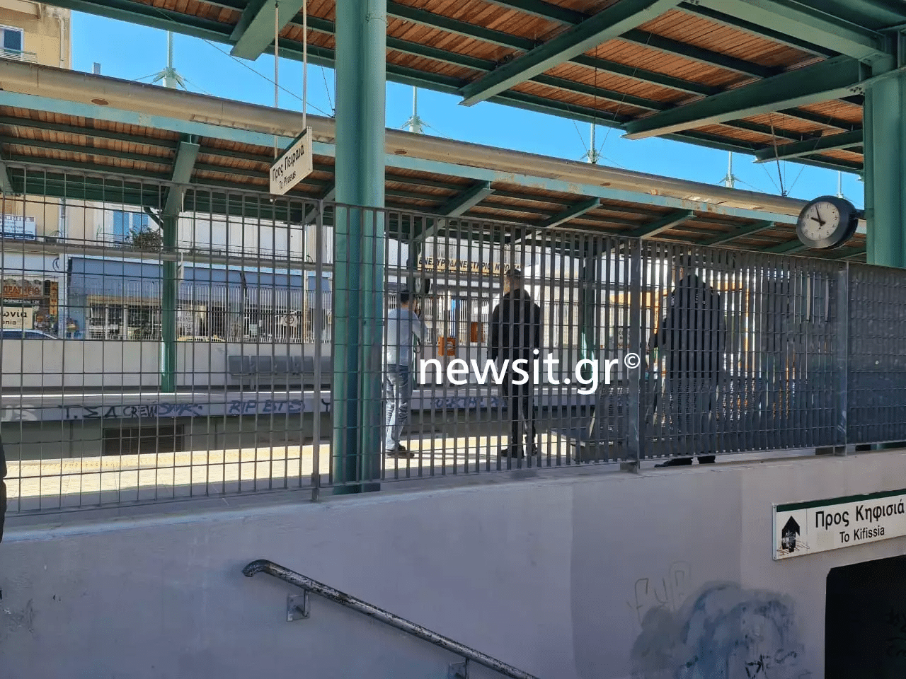 Σοκ στον ΗΣΑΠ, κóπnκε στα 2: Άνδρας πńδnξε στις γραμμές του τρένου και σκοτwθnκε, έκλεινε τα μάτια του ο κόσμος 1 531