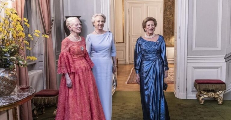 Η Άννα Μαρία στο παλάτι της Δανίας με τις αδελφές της: Το λαμπερό πάρτι γενεθλίων και το ροζ σατέν φόρεμα της 77χρονης